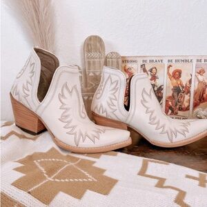 Ariat size 8.5
Worn once, only selling due to being too big